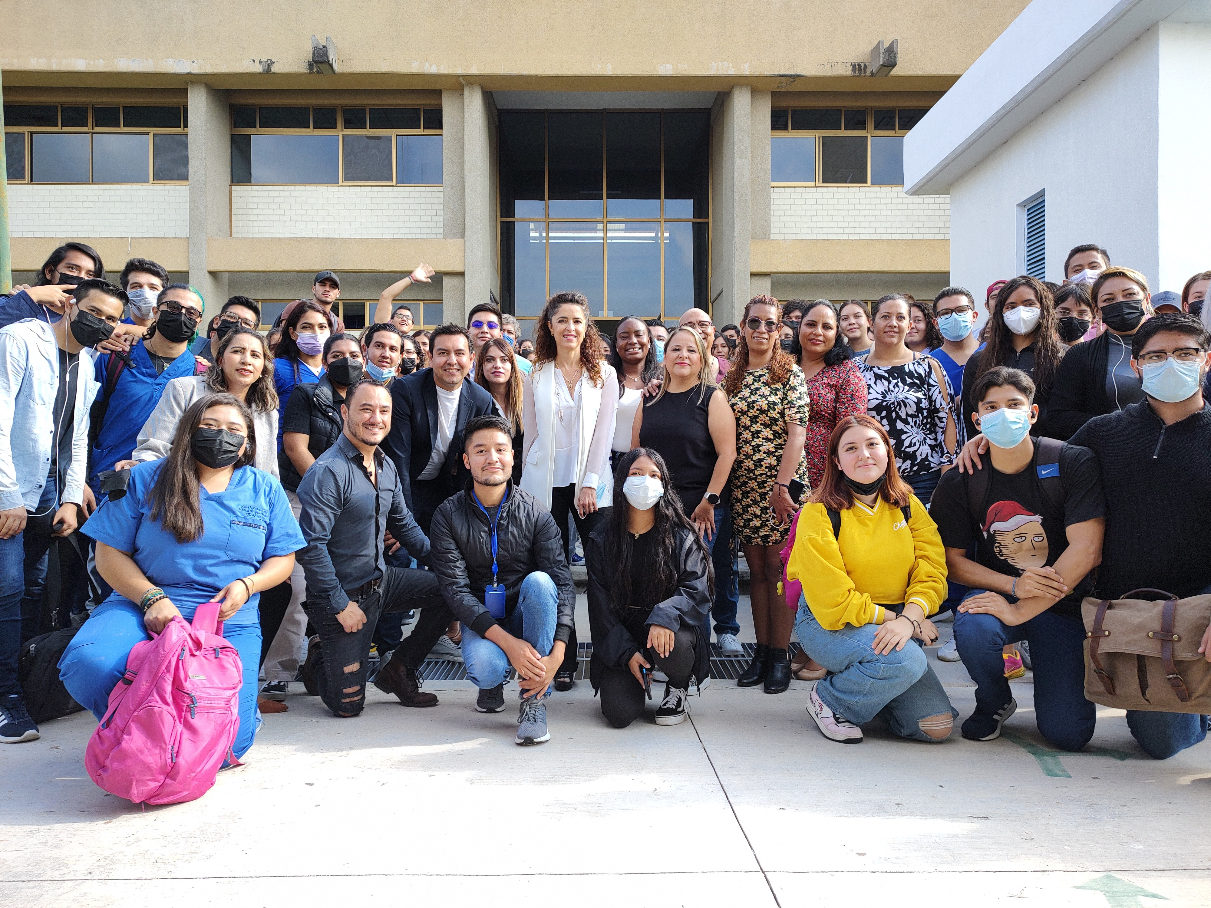 Comunidad Universitaria del CUTLAJO posando para fotografía por la inauguración de los laboratorios.