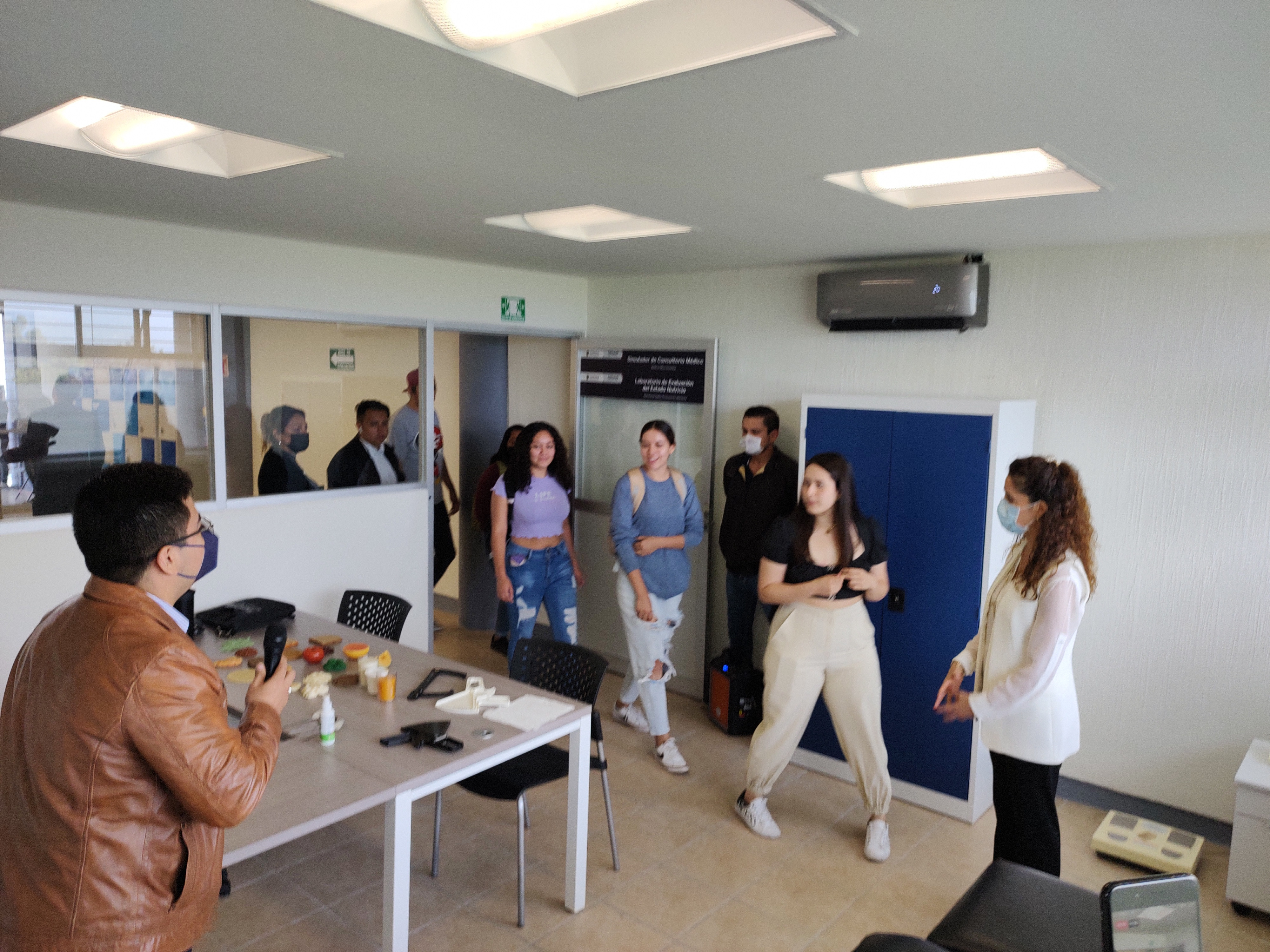 Estudiantes ingresando al laboratorio de nutrición.