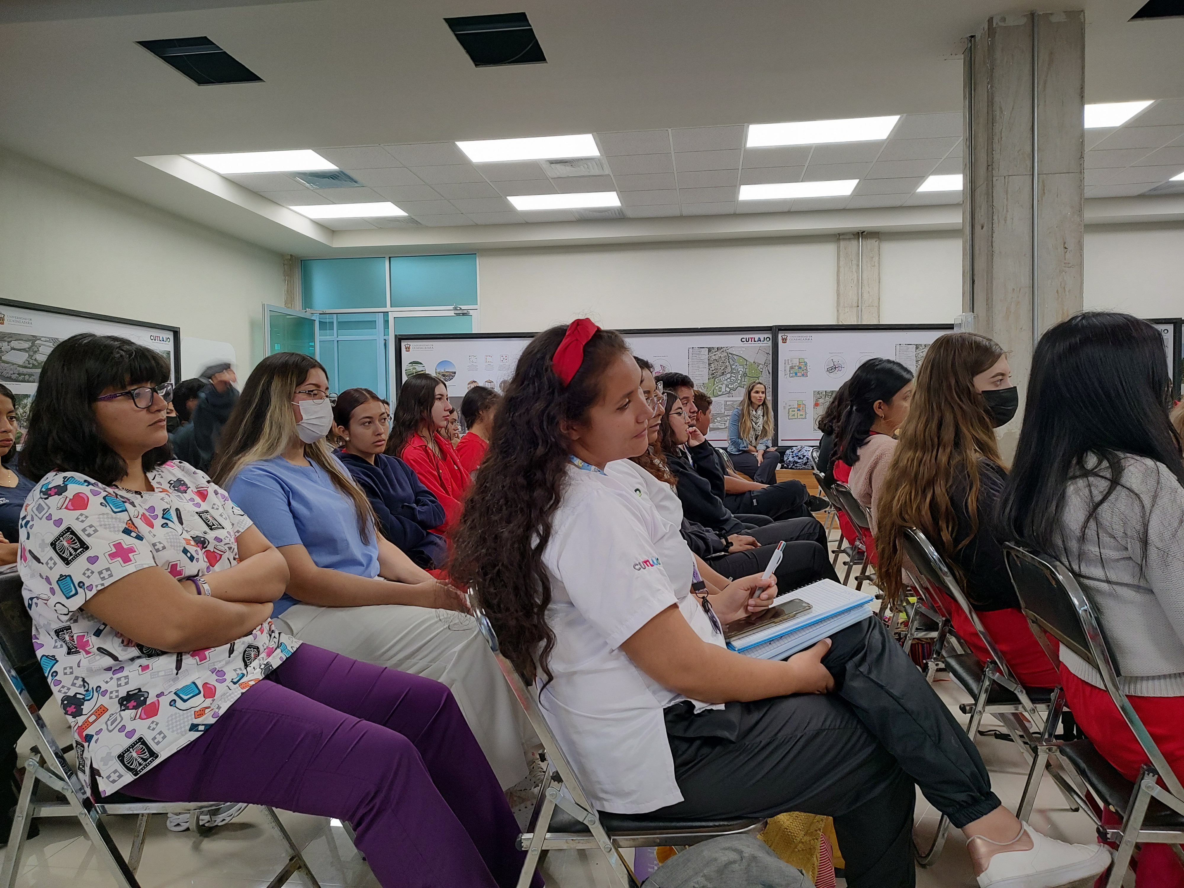 estudiante en sala de co-working durante la firma del convenio 