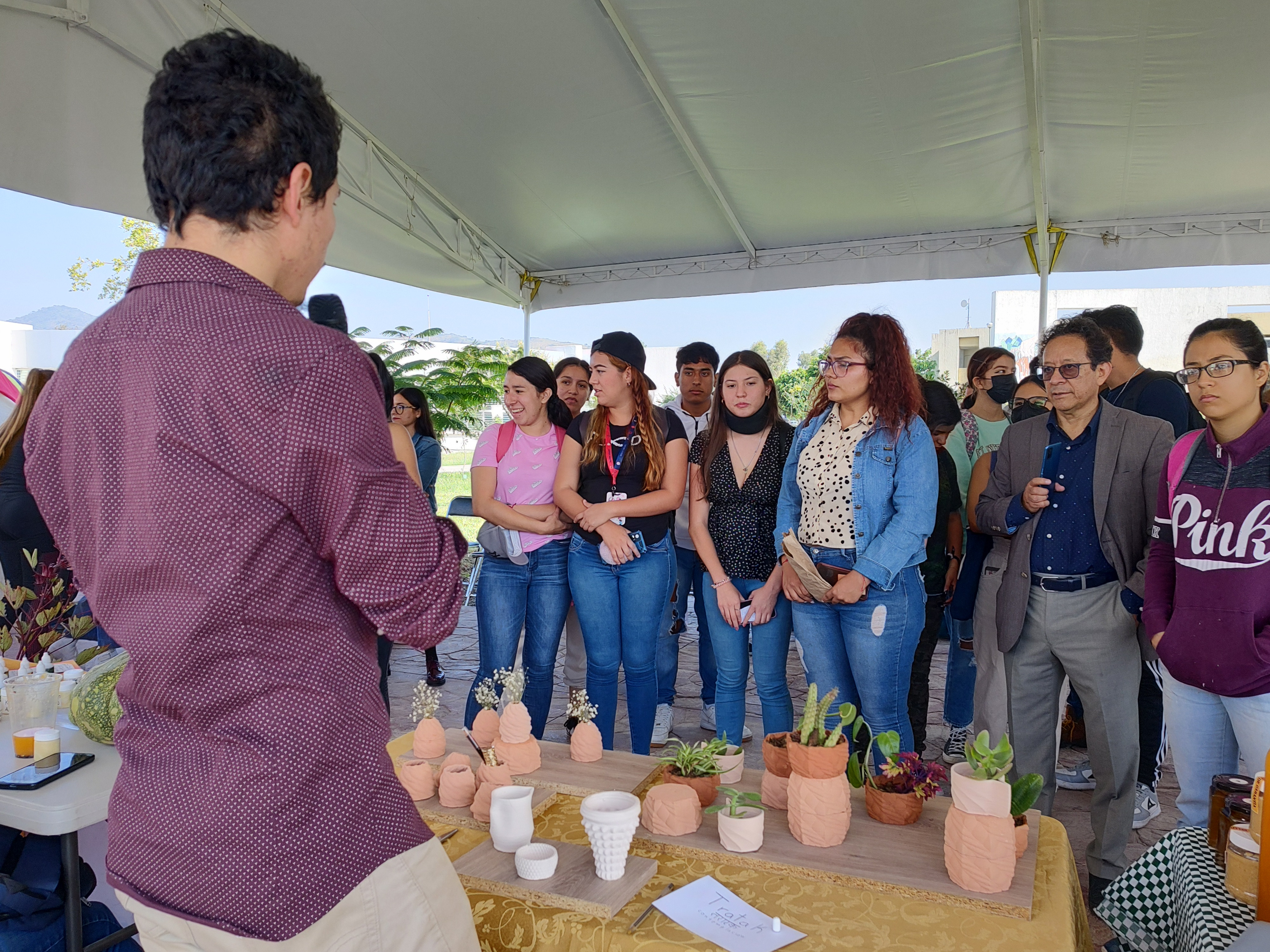 alumnos escuchando a ponente