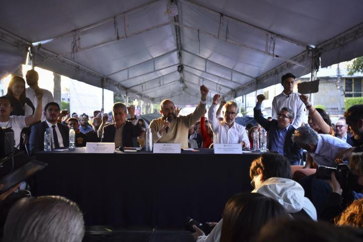Presidium del Consejo General afuera de Casa Jalisco