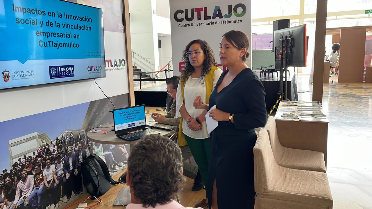 Miembros del CUTLAJO presentando en el Innova Forum