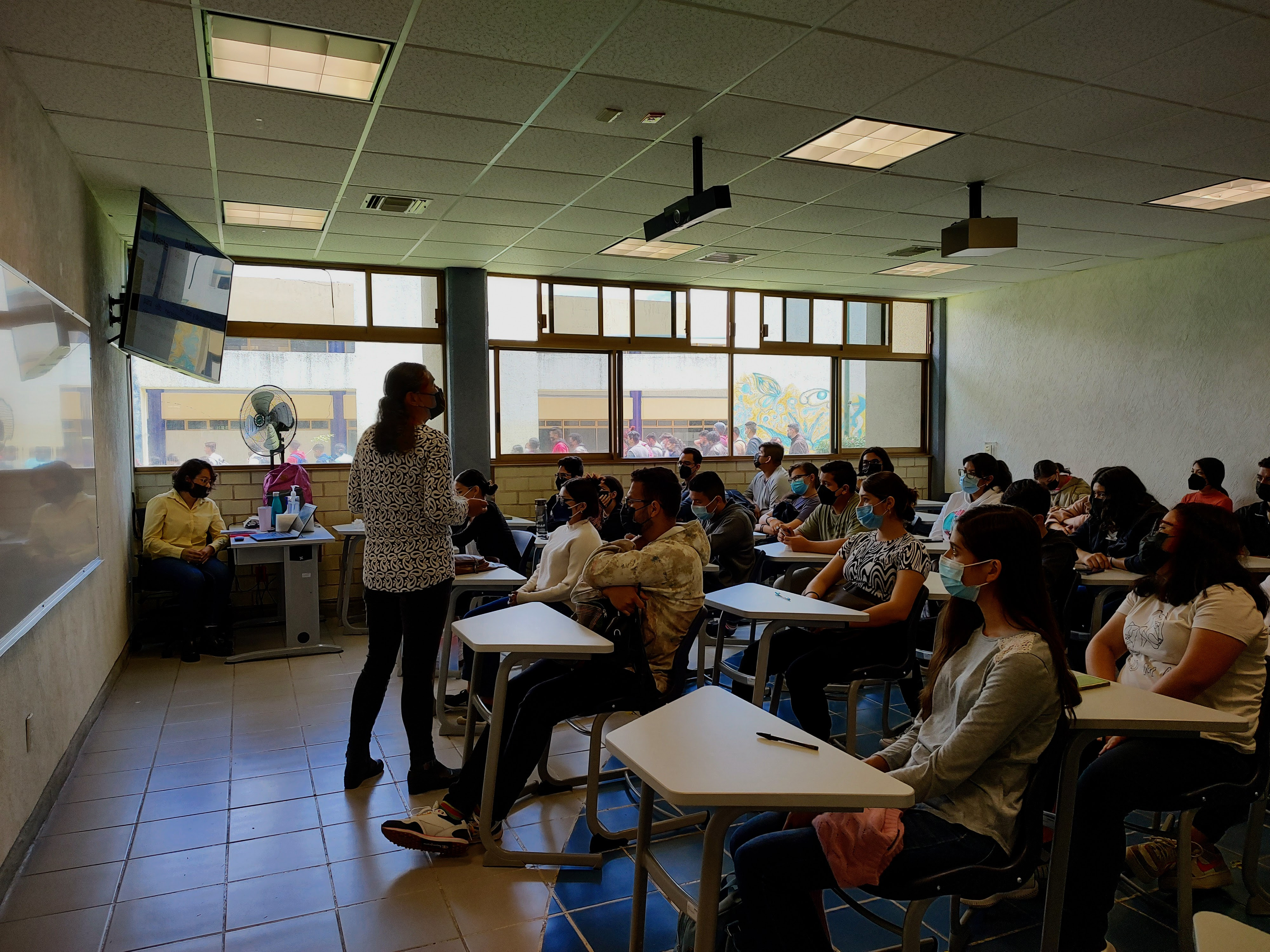 Maestra explicando a estudiantes el funcionamieno de las actividades en CUTLAJO