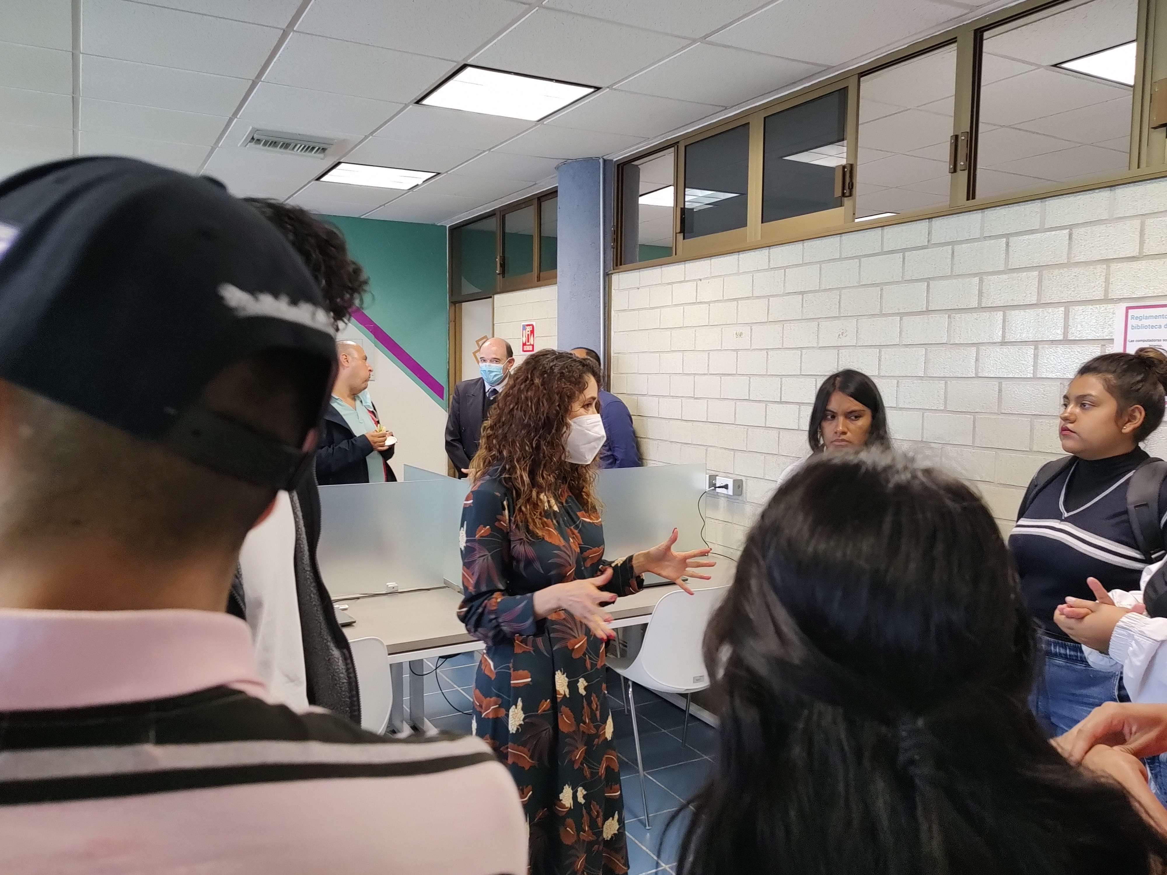 Dra. Irma Leticia Leal Moya, Rectora del CUTLAJO, hablando con estudiantes de la licenciatura en Construcción de la Paz y Seguridad