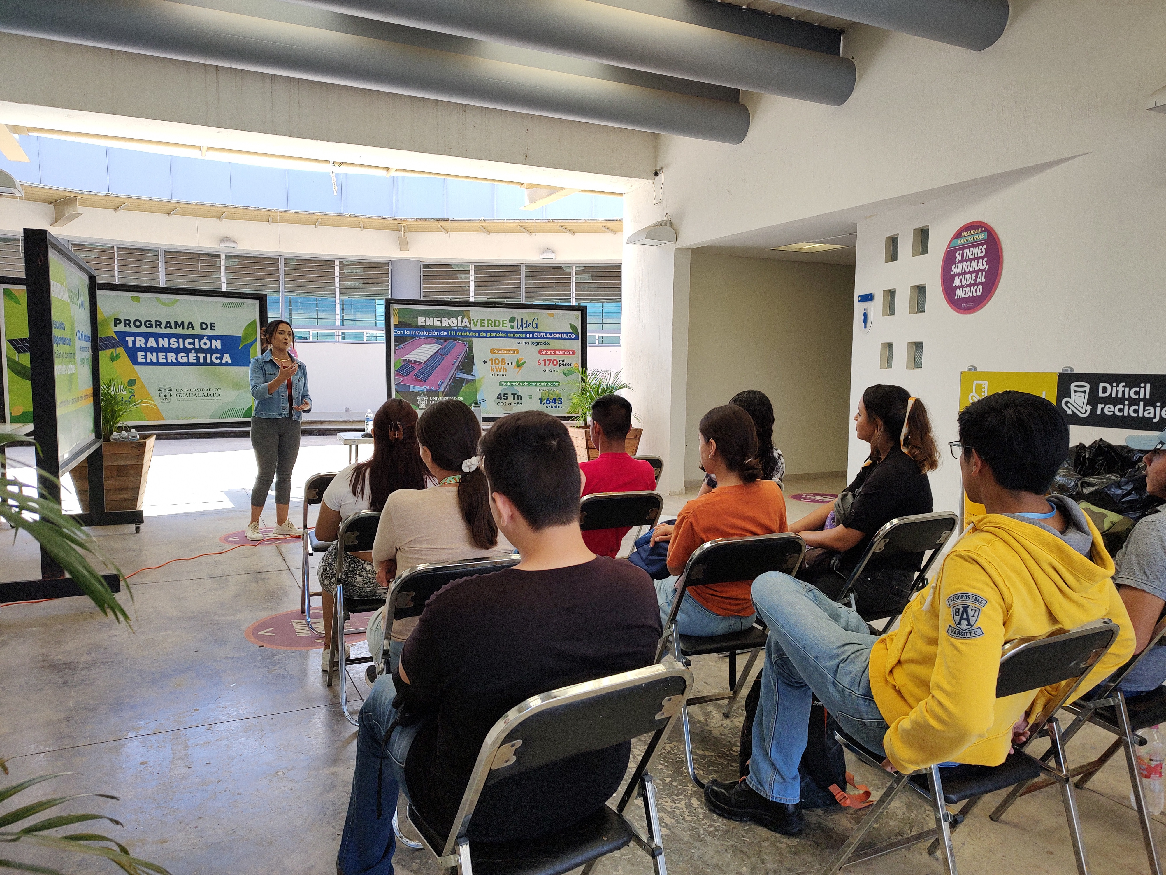 Alumnado escuchando una conferencia sobre electricidad limpia.