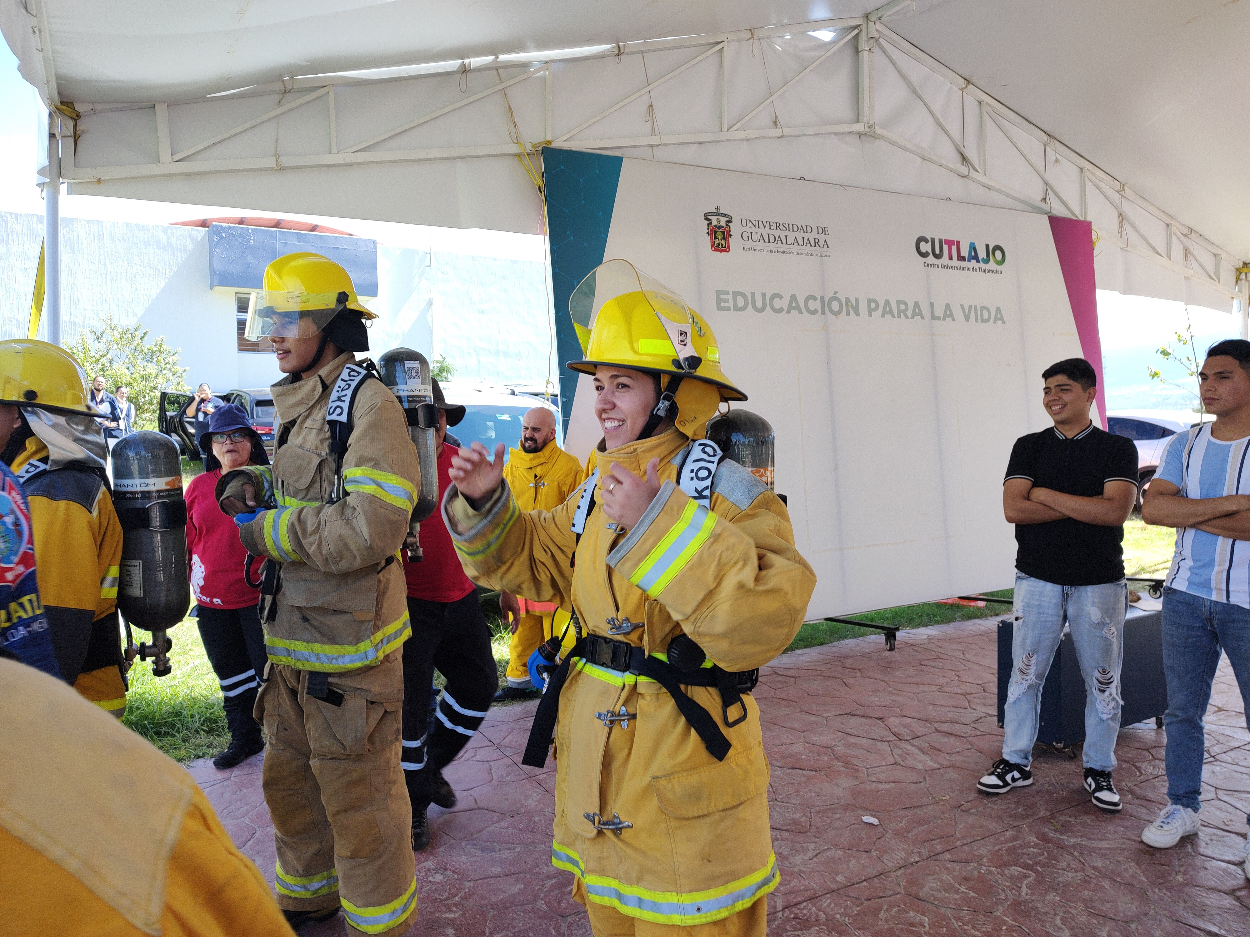estudiante con equipamiento de bombero
