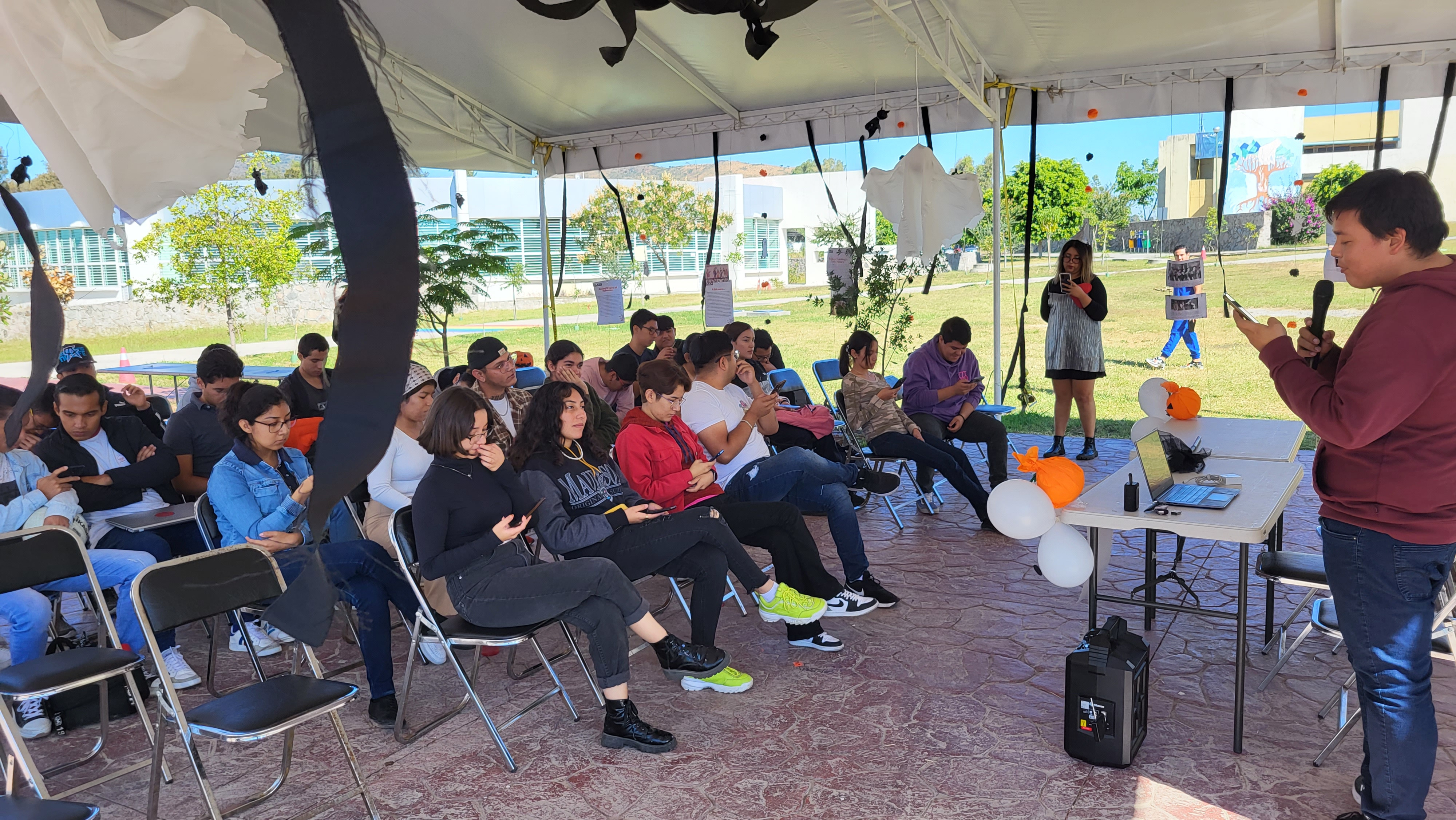Alumnado en la lectura en voz alta de cuentos de terror
