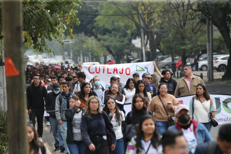 Estudiantes del Tlajomulco marchan por presupuesto justo.
