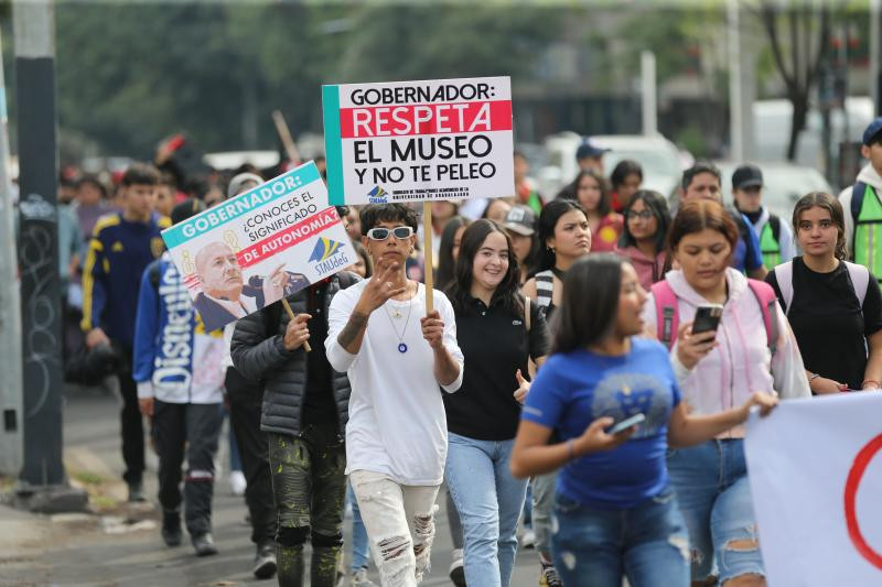 Estudiantes del Tlajomulco marchan por presupuesto justo.