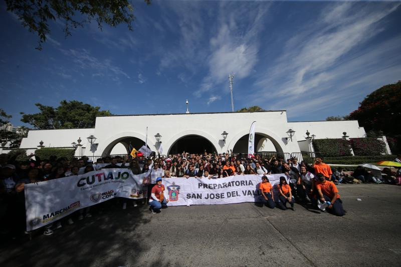 Estudiantes del Tlajomulco marchan por presupuesto justo.