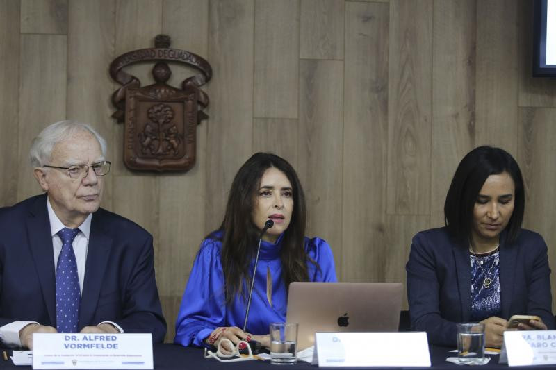 La Universidad de Guadalajara tendrá, por primera vez, una ingeniería dual, es decir, en la que sus estudiantes recibirán capacitación en industria y en el aula a partir del modelo alemán. Además de que recibirán una beca para realizar una colaboración o estancia de aprendizaje en una empresa de Jalisco, lo que permitirá una vinculación directa con el sector desde los primeros semestres.     La doctora Irma Leticia Leal Moya, Rectora del Centro Universitario de Tlajomulco (CUTlajomulco), plantel que ofrecer