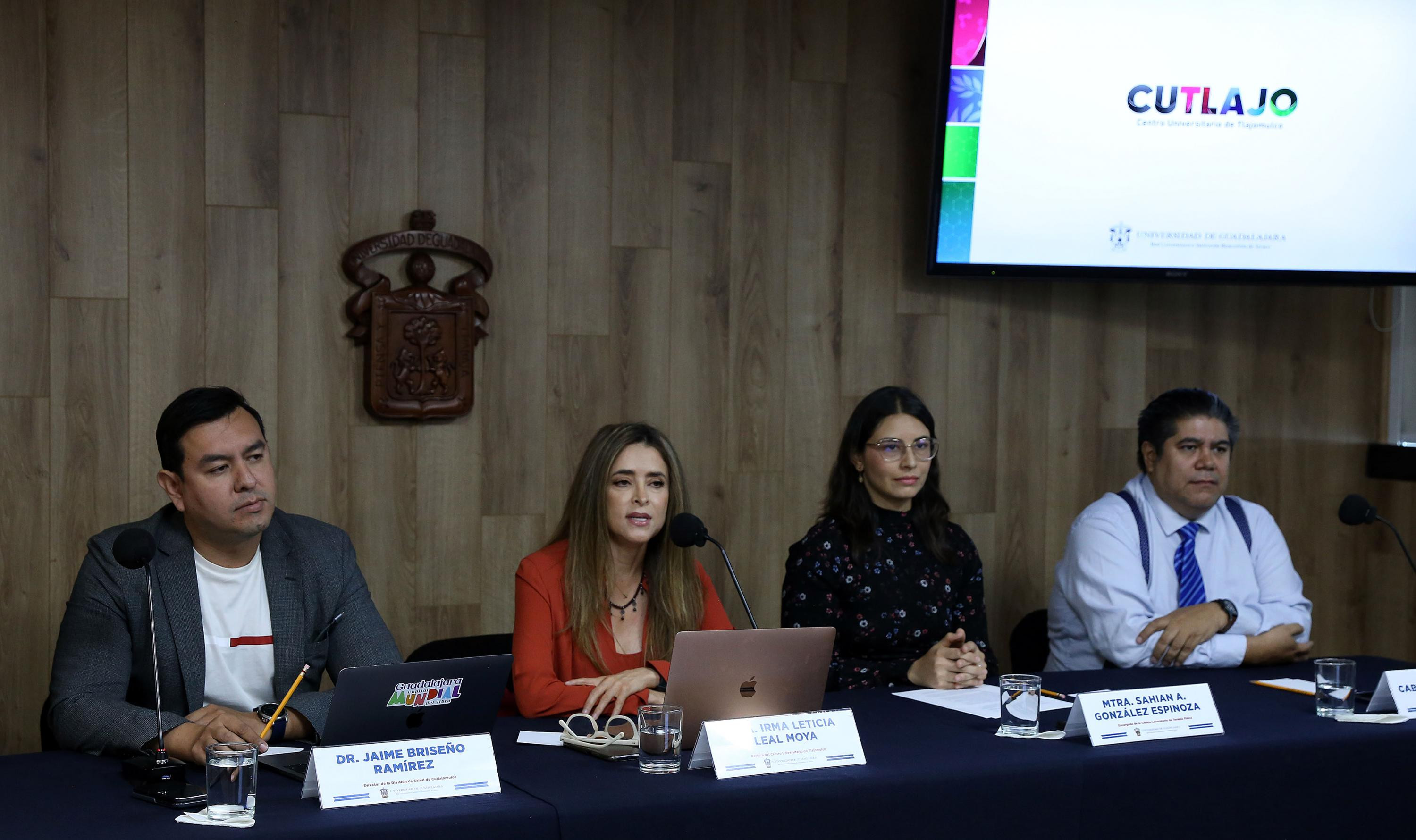 Autoridades del CUTLAJO presentando la apertura de la Clínica Laboratorio de Terapia Física