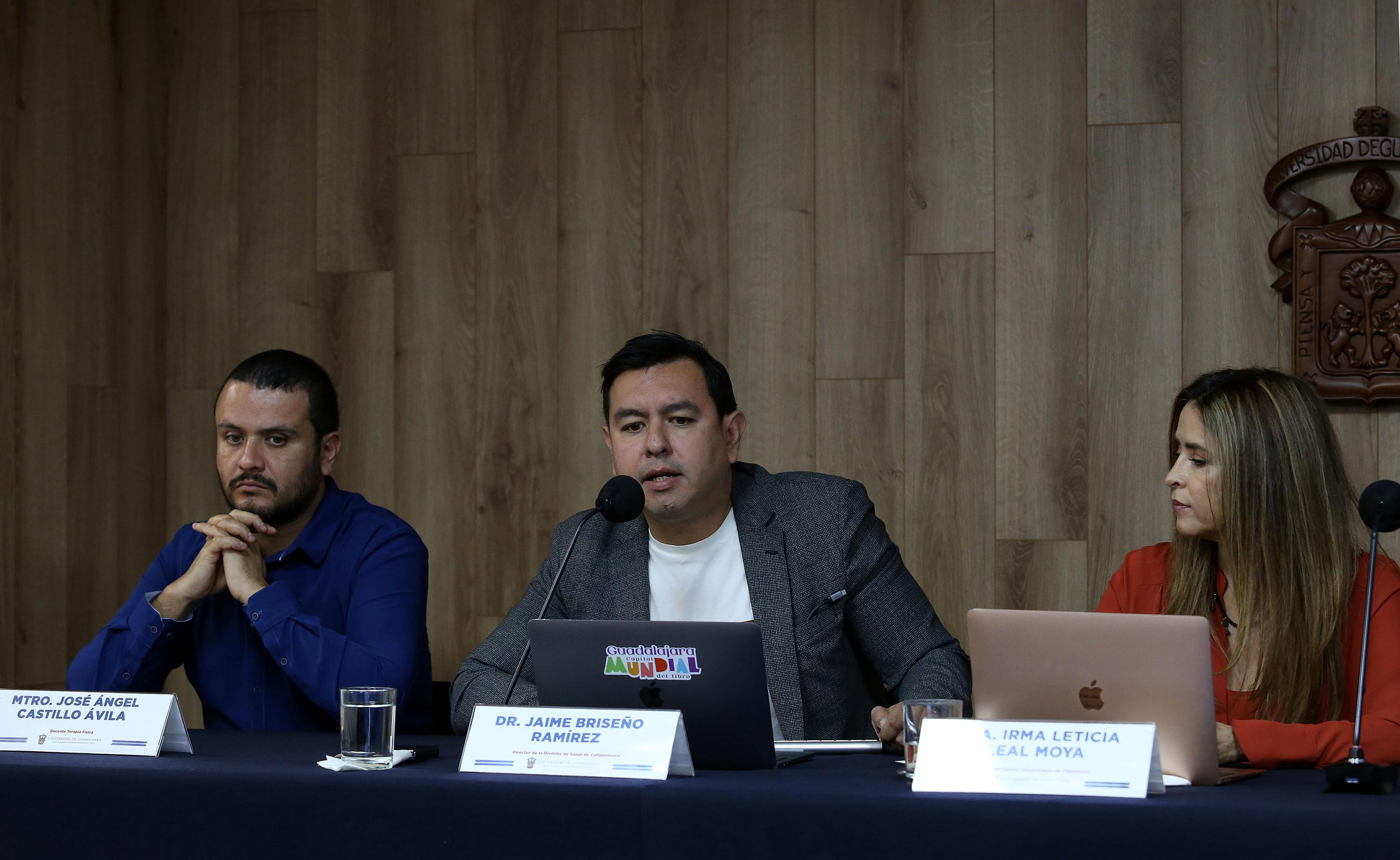 Autoridades del CUTLAJO presentando la apertura de la Clínica Laboratorio de Terapia Física