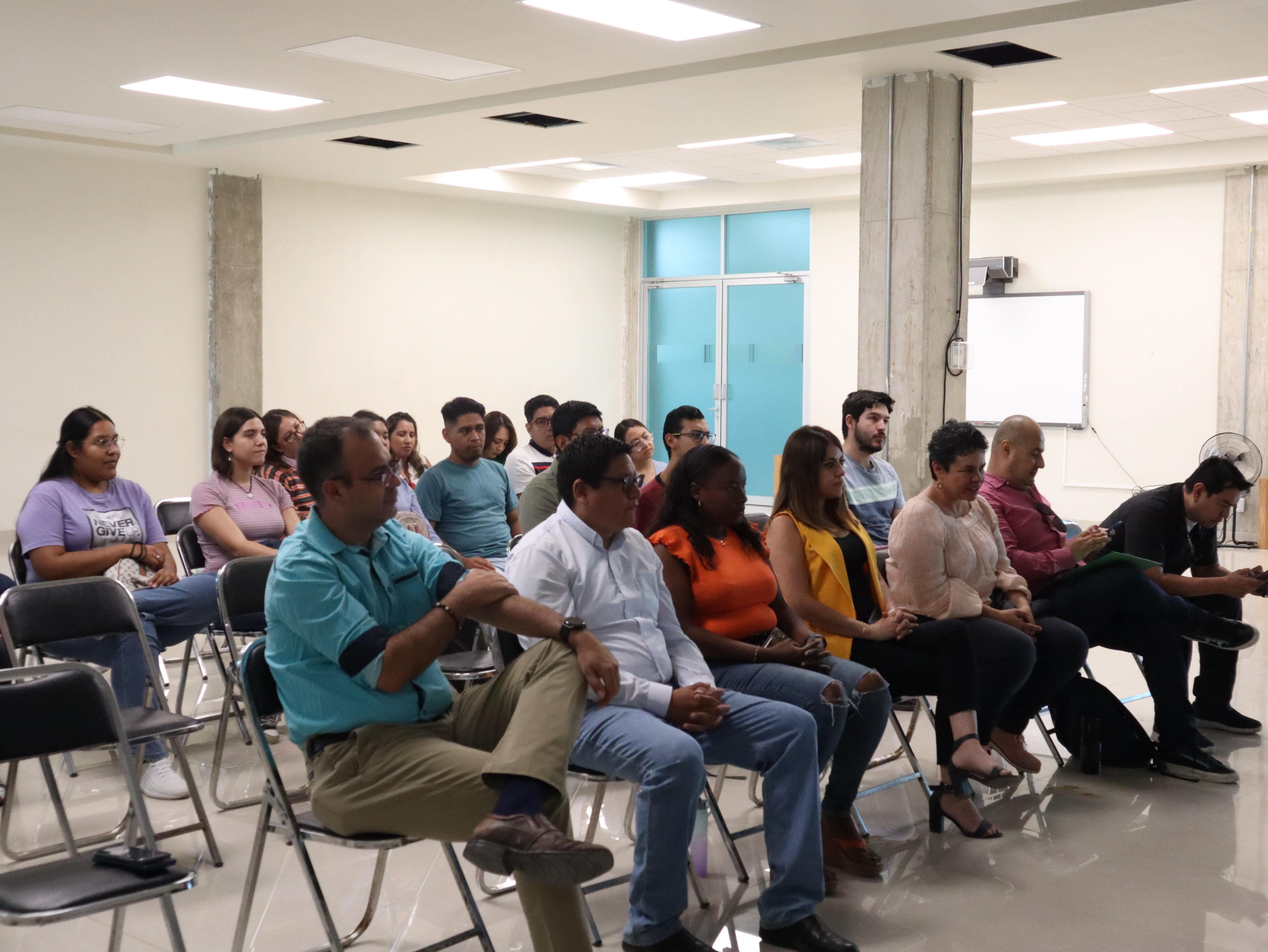 Investigadores que reciben al alumnado 