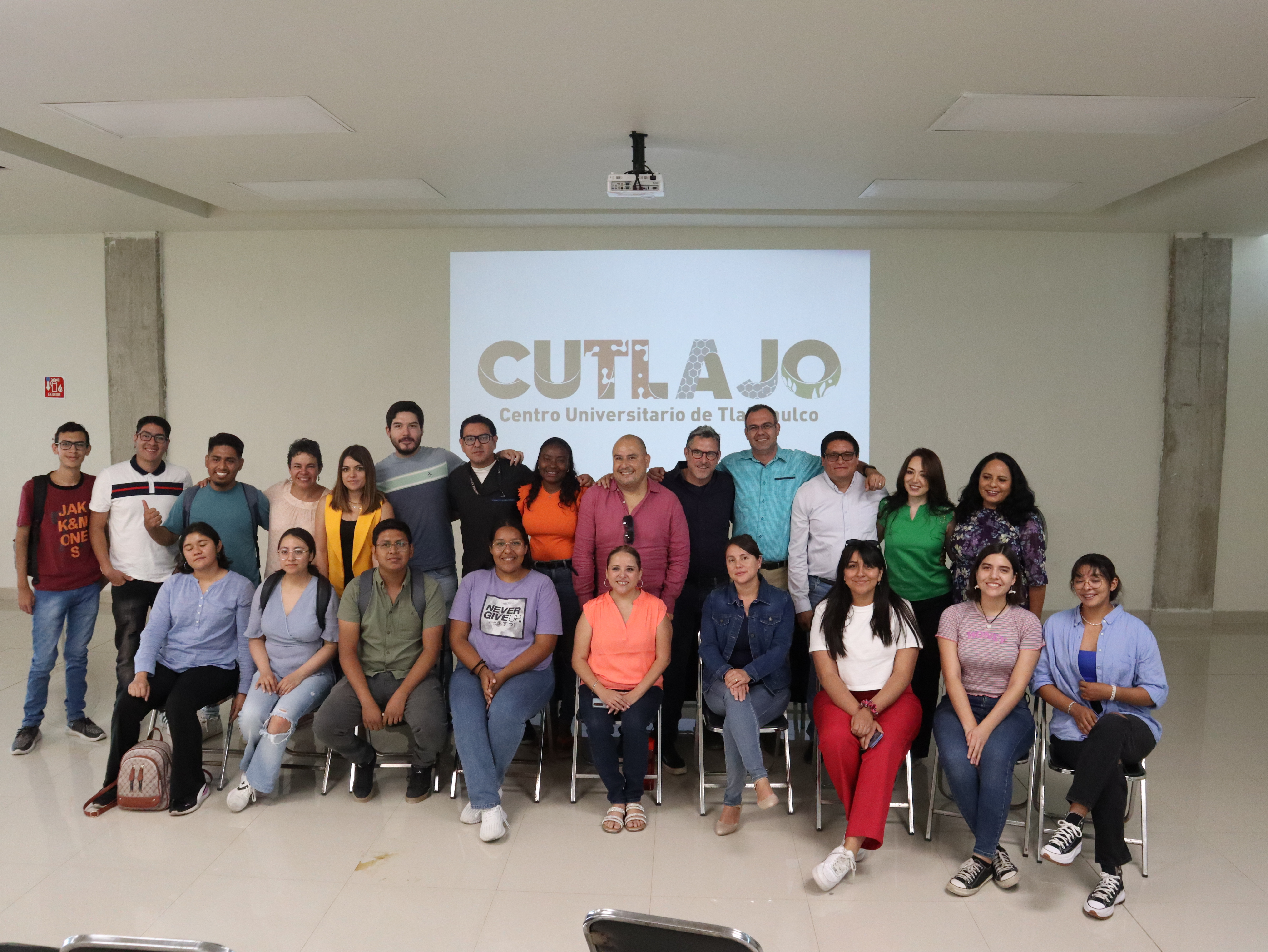 Miembros del presidium, investigadores y delfines recibidos. 
