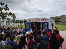 Ambulancia de HCG, estudiantes y miembros de protección civil explicando el uso de la ambulancia 
