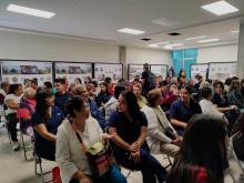 estudiantes y adultos mayores en sala de co-working esperando la pelicula 