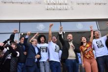 Estudiantes acusados, Zoe García y Ricardo Villanueva celebrando 