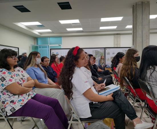 estudiante en sala de co-working durante la firma del convenio 