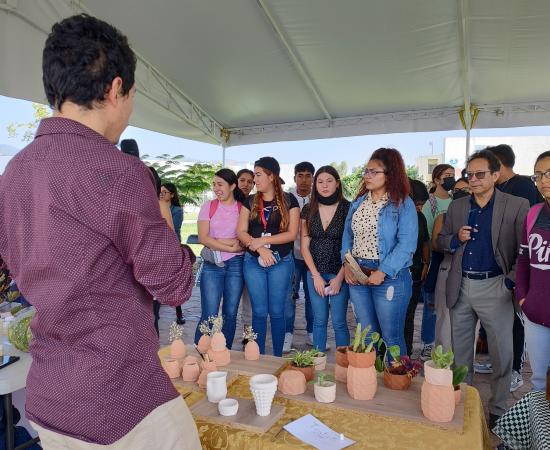 alumnos escuchando a ponente