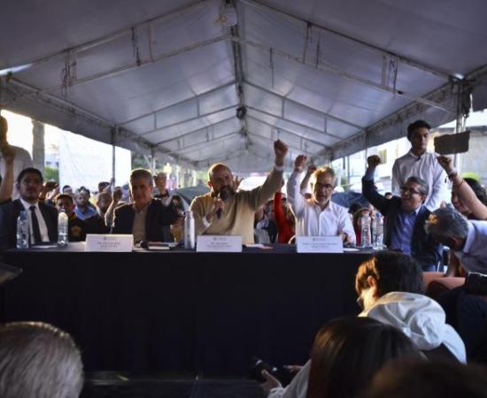 Presidium del Consejo General afuera de Casa Jalisco