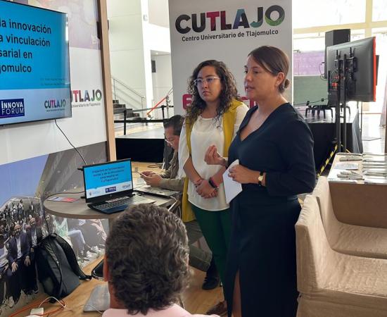 Miembros del CUTLAJO presentando en el Innova Forum