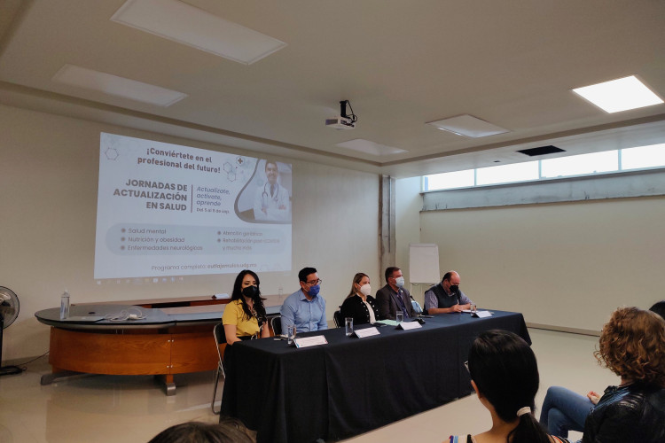 Miembros del presidium con una imagen de fondo que dice "Jornadas de Actualización en Salud"