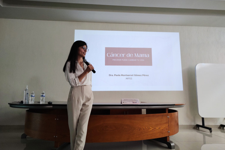 Ponente hablando con la audiencia 