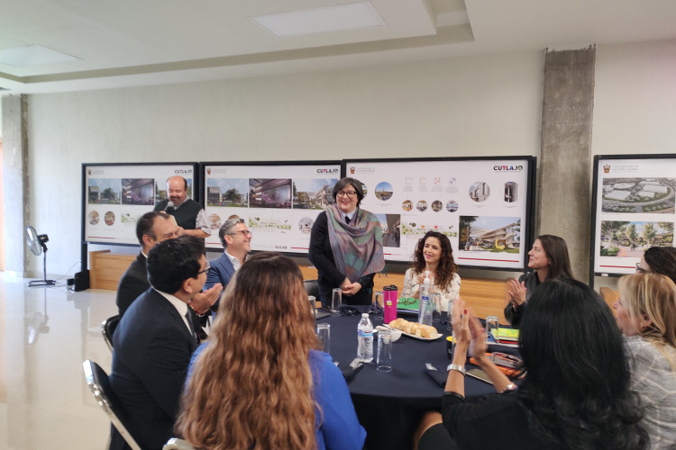 Jefaturas del CUTLAJO y mienbra del CGPE hablando 