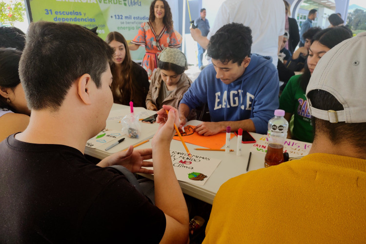 Alumnado trabajando en carteles con mensajes sobre el cambio climático