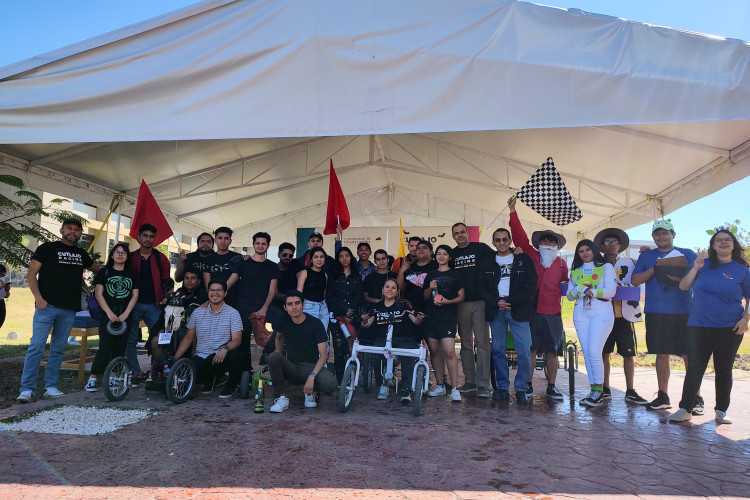 Estudiantes y autoridades del cutlajo que participaron en el rally